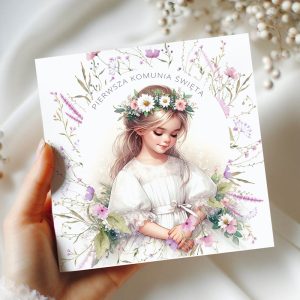 zaproszenie-do-wypisania.jpg Dziewczynka w białej sukience z wiankiem na głowie trzyma bukiet kwiatów, otoczona delikatnymi dekoracjami kwiatowymi.