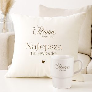 Poduszka z napisem "Mama Najlepsza na świecie" i kubkiem z imieniem "Mama Joanna" w aranżacji domowej.