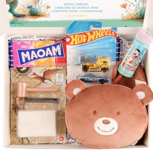 Zestaw prezentowy w pudełku zawierający słodycze, samochodzik Hot Wheels, kosmetyk oraz pluszowego misia.