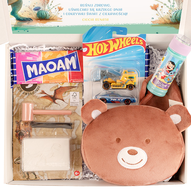 Zestaw prezentowy w pudełku zawierający słodycze, samochodzik Hot Wheels, kosmetyk oraz pluszowego misia.