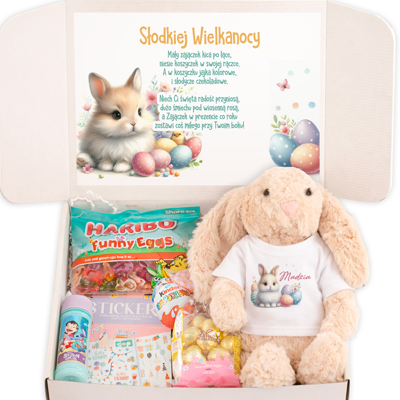 Koszyczek wielkanocny z pluszowym zajączkiem, słodyczami, naklejkami i ozdobnymi jajkami, a z tyłu życzenia świąteczne.