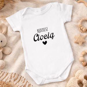 Biały body dziecięce z napisem "Będziesz Ciocią" oraz serduszkiem.