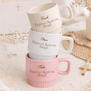 Trzy filiżanki w różnych kolorach z imionami Franek, Olivka i Nadia oraz napisem "Pierwsza Komunia Święta".