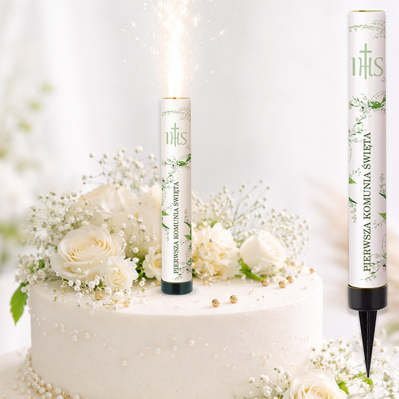 Zapalająca się świeczka na torcie udekorowanym białymi kwiatami i gałązkami, z napisem "Pierwsza Komunia Święta".