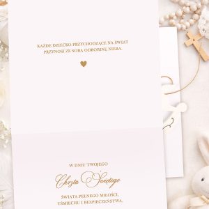 kartka-z-zyczeniami-na-chrzest-ze-zlotym-napisem.jpg Kartka z życzeniami na chrzest, z eleganckim złotym napisem i sercem, na jasnym tle z dodatkami w postaci koralików.
