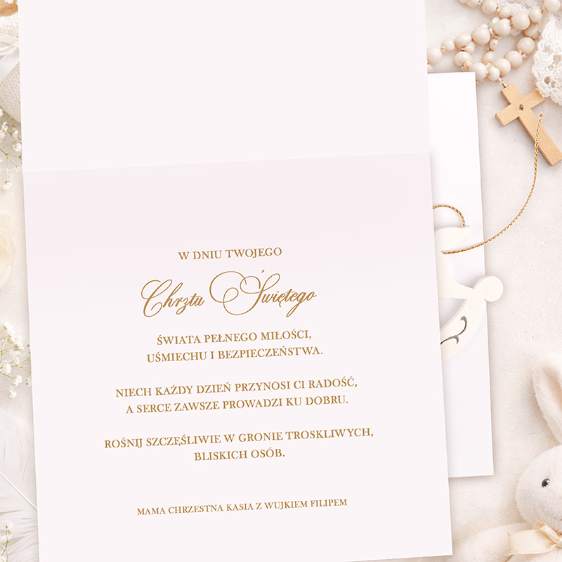 Kartka z życzeniami z okazji chrztu, z delikatnym różowym tłem i złotym napisem o miłości, radości i dobrych relacjach.