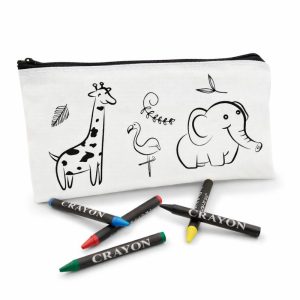 kreatywny-piornik-szkolny-do-malowania.jpg Biały piórnik z rysunkami żyrafy, flaminga i słonia, obok kredki w kolorach czerwonym, niebieskim, zielonym i żółtym.