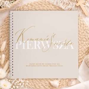 Beżowy notes z napisem "Komunia Pierwsza" w eleganckiej czcionce, z datą i symbolicznymi dekoracjami wokół.