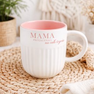 Filiżanka ceramiczna w kolorze białym z różowym wnętrzem, z napisem "MAMA PRZYJACIÓŁKA na całe życie".