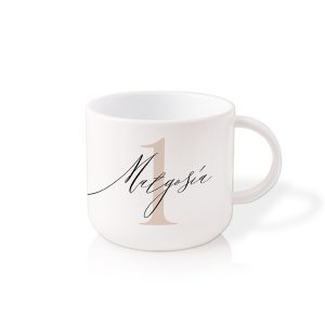 kubek-plastikowy-z-imieniem-prezent-na-roczek.jpg Biała filiżanka z napisem „IMIĘ” i dużą cyfrą „1” w eleganckim stylu.