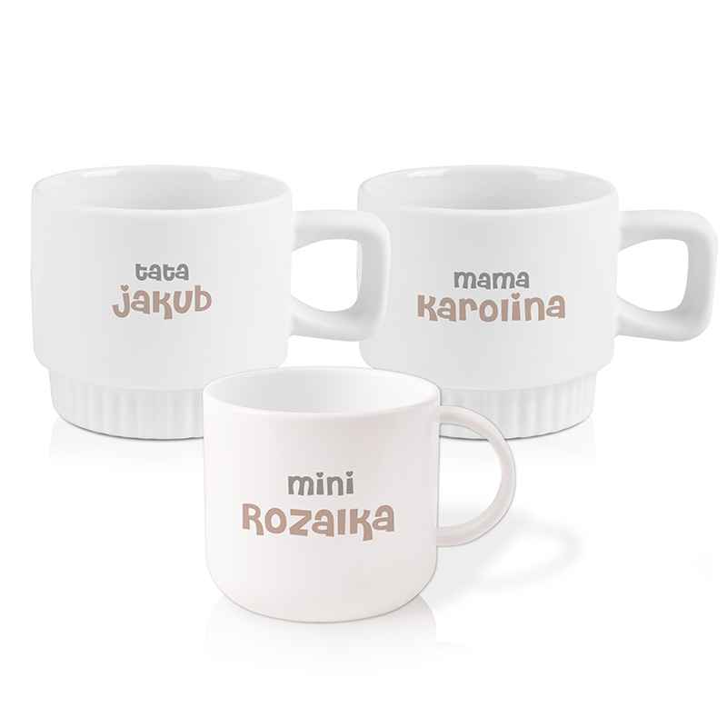Trzy filiżanki na kawę, z napisami: "tata Jakub", "mama Karolina" i "mini Rozalka".