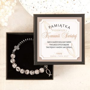 personalizowana-bransoletka-na-komunie-swieta.jpg Bransoletka na chrzest w eleganckim opakowaniu z napisem: "PAMIĄTKA PIERWSZEJ KOMUNII ŚWIĘTEJ".