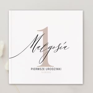 Książka pamiątkowa z napisem "Matgosia", z datą "15/09/2026" i dużą cyfrą "1" na okładce.