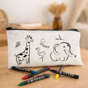 Etui na przybory z rysunkami żyrafy, flaminga i słonia, z kolorowymi kredkami obok.