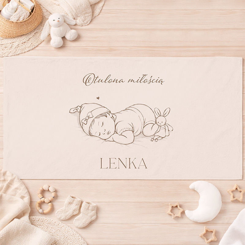 Niemowlę śpiące w różowej czapeczce obok pluszowego króliczka, z napisem „Otulona miłością” i imieniem.