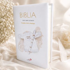 Biblia z białą okładką, zdobioną grafiką przypominającą szatę chrzcielną.