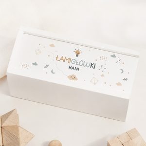 drewniane-lamiglowki-dla-dzieci-w-personalizowanym-pudelku.jpg Biały pudełko ozdobione kolorowymi grafikami, zawierające napis personalizację.