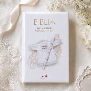 elegancka-okladka-biblii-na-chrzest-swiety-dziecka.jpg Biblia w białej okładce z haftem, przedstawiająca szatę chrzcielną oraz świecę, na tle delikatnych kwiatów.