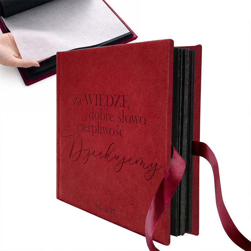 Czerwony album z tekstem "za WIEDZĘ, dobre słowo, cierpliwość, Dziękujemy", z wstążką i kartami.