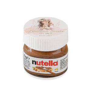 elegancki-upominek-dla-gosci-komunijnych-w-formie-nutelli.jpg Słoik Nutelli o pojemności 25 g z etykietą zawierającą ilustrację i datę.