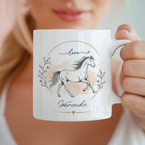 kubek-dla-milosnika-koni-z-imieniem-i-szkicem-konia Kubek z rysunkiem konia, imieniem i napisem "love", trzymany w dłoni.