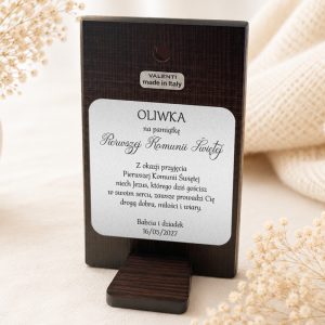 obrazek-jezusa-milosiernego-prezent-na-pierwsza-komunie-swieta.jpg Tabliczka pamiątkowa z napisem "Oliwka" i informacjami o Pierwszej Komunii Świętej, umieszczona na eleganckim podstawku.