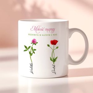 Kubek z napisem "Miłość mamy rozkwita w każdym z nas" oraz grafikami dwóch kwiatów: goździka i maku.