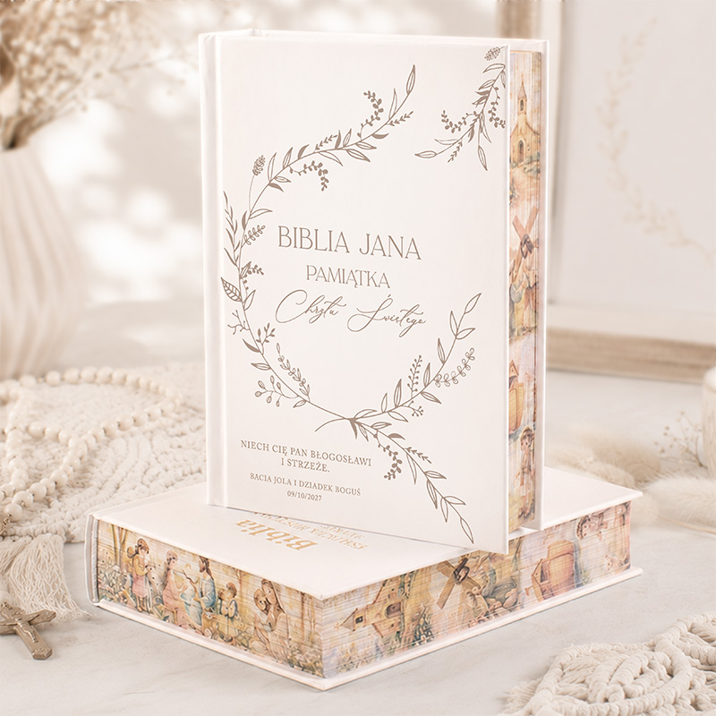 Elegancka Biblia z białą okładką ozdobioną roślinnymi motywami, z napisem "Biblia Jana" i datą 09.10.2022.