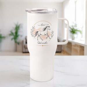 personalizowany-kubek-termiczny-dla-milosniczki-koni.jpg Biały kubek termiczny z rysunkiem konia i napisem "love". Tło jasne, z widokiem na pokój z oknem.
