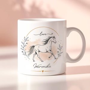 Kubek z rysunkiem konia oraz napisem "love" i imieniem w eleganckim, otoczonym kwiatami wzorze.