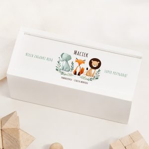 personalizowany-prezent-dla-dziecka-z-imieniem.jpg Biały kartonowy pudełko z ilustracjami zwierząt: słonia, lisa i lwa, z personalizacją oraz hasłem "Niech zagadki będą! Super przygoda!"