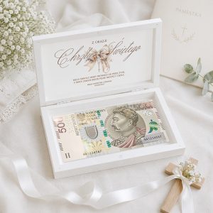 prezent-na-chrzest-swiety-dla-dziewczynki-w-drewnianym-pudelku.jpg Skrzynka z ozdobnym napisem "Z okazji Chrztu Świętego", zawierająca banknot 500 zł w eleganckim opakowaniu.