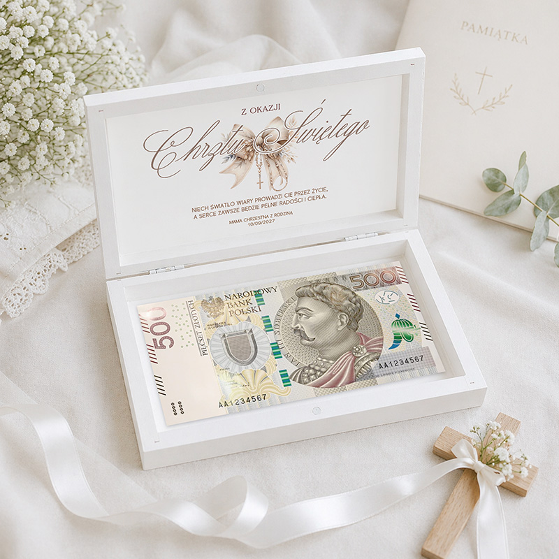 Skrzynka z ozdobnym napisem "Z okazji Chrztu Świętego", zawierająca banknot 500 zł w eleganckim opakowaniu.