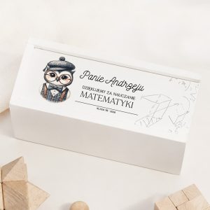 prezent-na-zakonczenie-roku-szkolnego-dla-nauczyciela-matematyki.jpg Elegancka kartka z podziękowaniami dla nauczyciela matematyki, z obrazkiem sówki w okularach i podpisem.