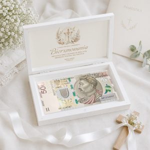 pudełko-na-pieniadze-bierzmowanie.jpg Elegancka biała skrzynka z banknotem 500 zł, ozdobiona napisem "Bierzmowanie" i delikatnymi kwiatami.