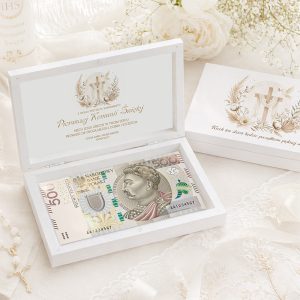 Skrzynka z białego drewna z napisem "Pierwsza Komunia Święta", zawierająca banknot 500 złotych.