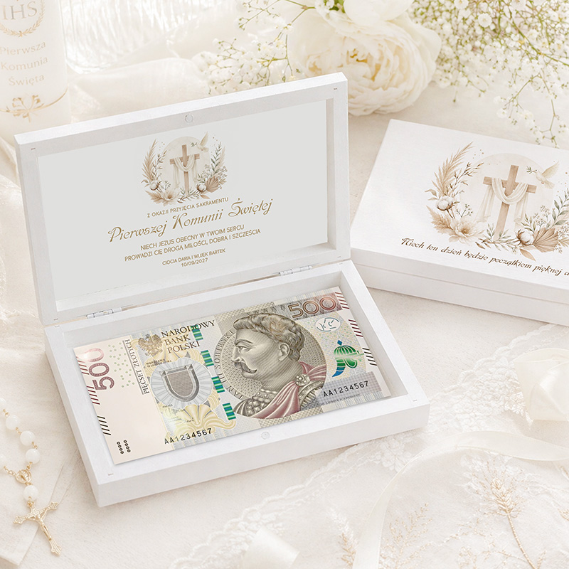 Skrzynka z białego drewna z napisem "Pierwsza Komunia Święta", zawierająca banknot 500 złotych.