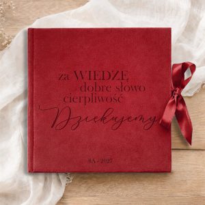 Czerwony album z wstążką, z napisem "za WIEDZĘ, dobre słowo, cierpliwość, Dziękujemy" oraz personalizacją.