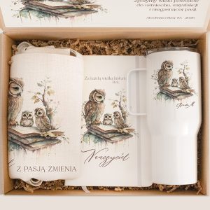 zestaw-prezentowy-dla-nauczyciela-w-ozdobnym-pudelku.jpg Zestaw prezentowy zawierający kubek, torbę i notes z ilustracją sów oraz motywującym cytatem.