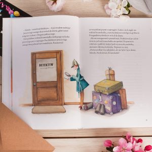 bajki-personalizowane-dla-dziewczynki.jpg Ilustracja przedstawia detektywa z kapeluszem, stojącego przed drzwiami.