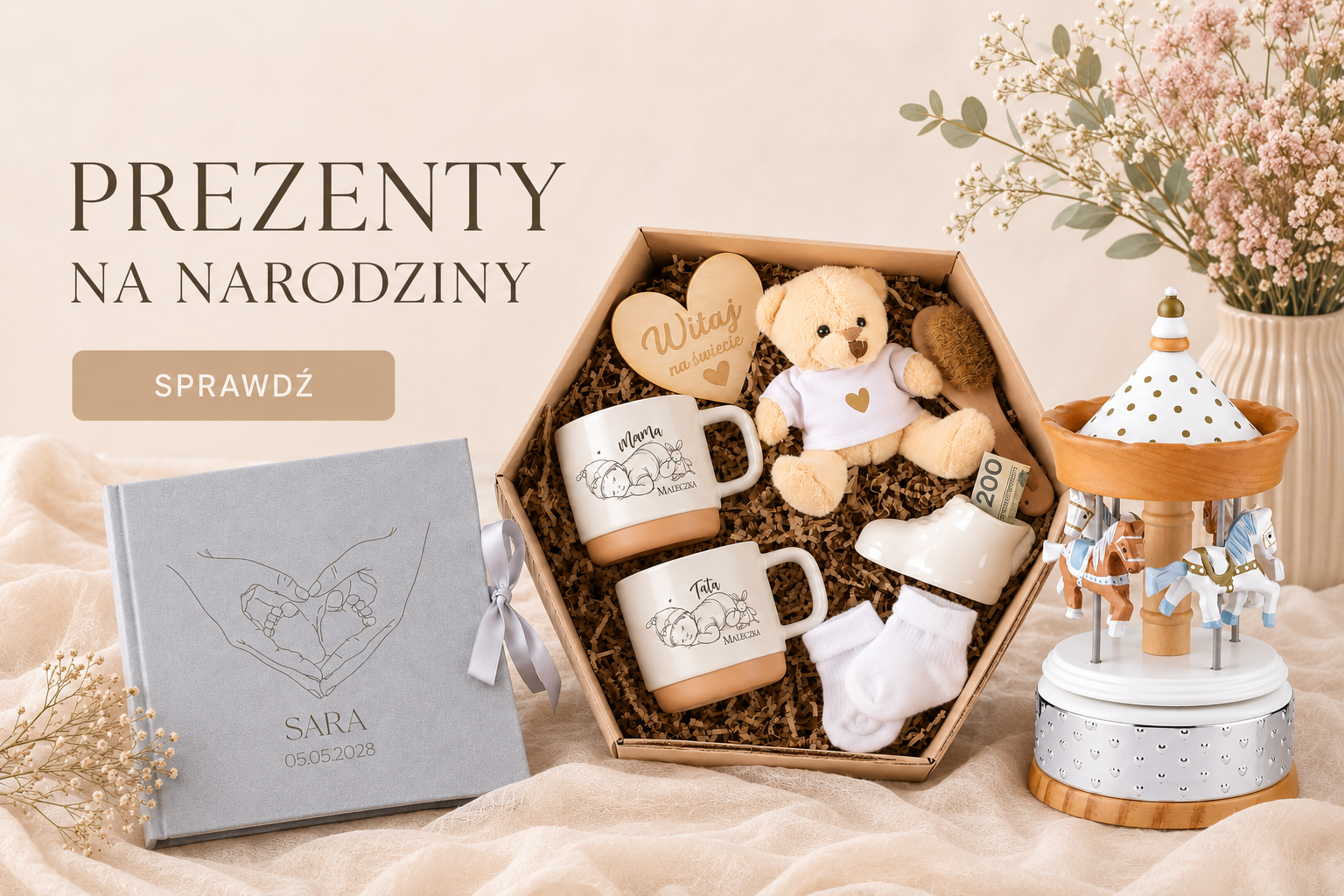 Elegancka paczka prezentowa na narodziny, zawierająca kubki, pluszowego misia, skarpetki i karuzelę.