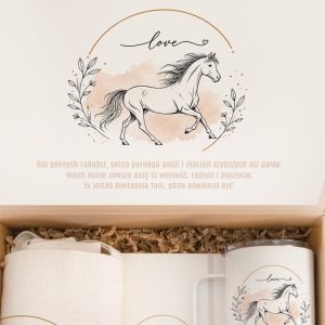 box-prezentowy-z-koniem.jpg Rysunek konia na tle delikatnych akwareli z napisem "love" oraz inspirującym tekstem o radości i wolności.