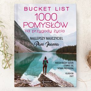 Okładka książki "Bucket List 1000 pomysłów na przygody życia" z widokiem na jezioro w górach, z tekstem zaprezentowanym na tle krajobrazu.