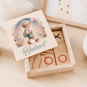Zestaw drewnianych klocków w pudełku z ilustracją chłopca w plecaku, otoczonego kwiatami i napisem "Hubert".