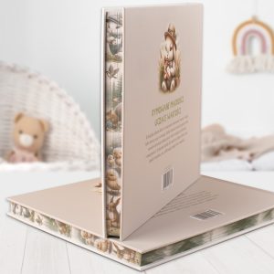 ksiazka-dla-dziecka-z-kolorowymi-brzegami.jpg Odwrotna okładka książki ilustrowanej, z rysunkiem małego zwierzątka w kapeluszu oraz napisem "Rymowane mądrości uczą wartości".