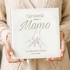 ksiazka-z-pytaniami-dla-mamy-z-ilustracja-dloni-na-okladce.jpg Książka z tytułem „Opowiedz nam Mamo”, z rysunkiem trzymających się za ręce dzieci, ozdobiona delikatnym napisem.