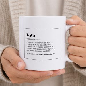 Kubek trzymany przez osobę z napisem "Tata" oraz definicją, opisującą go jako mistrza dobrych rad z poczuciem humoru.