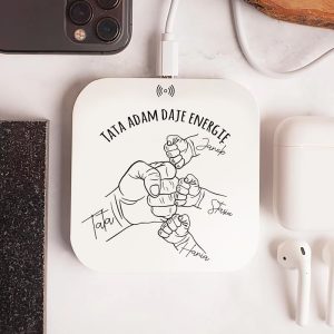 ladowarka-indukcyjna-dla-taty-z-personalizowanymi-podpisami-dzieci.jpg Ładowarka bezprzewodowa z rysunkiem, podpisana "TATA ADAM DAJE ENERGIĘ" oraz imionami: Janek, Stefan, Hania.