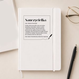 notatnik-z-definicja-nauczycielka-prezent-dla-wychowawczyni.jpg Notatnik z napisem "Nauczycielka" oraz krótkim opisem, który charakteryzuje osobę nauczyciela. Obok leży długopis i okulary.