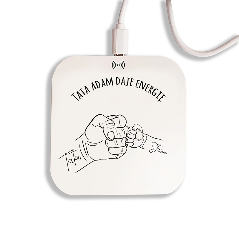 Design ładowarki bezprzewodowej z rysunkiem dłoni oraz napisem "TATA ADAM DAJE ENERGIĘ".